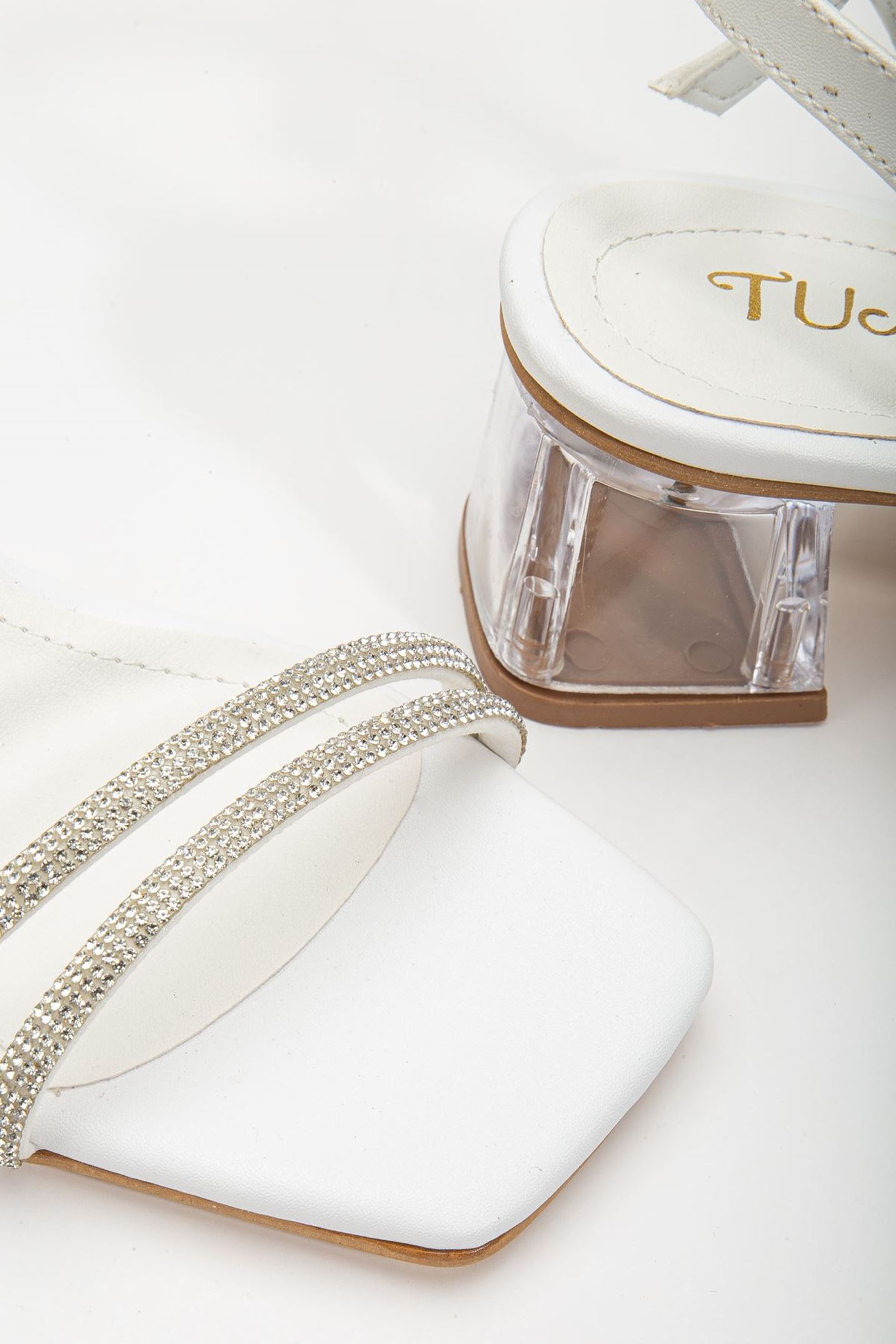 Siska Beyaz Taşlı Cilt Alçak Topuklu Ayakkabı