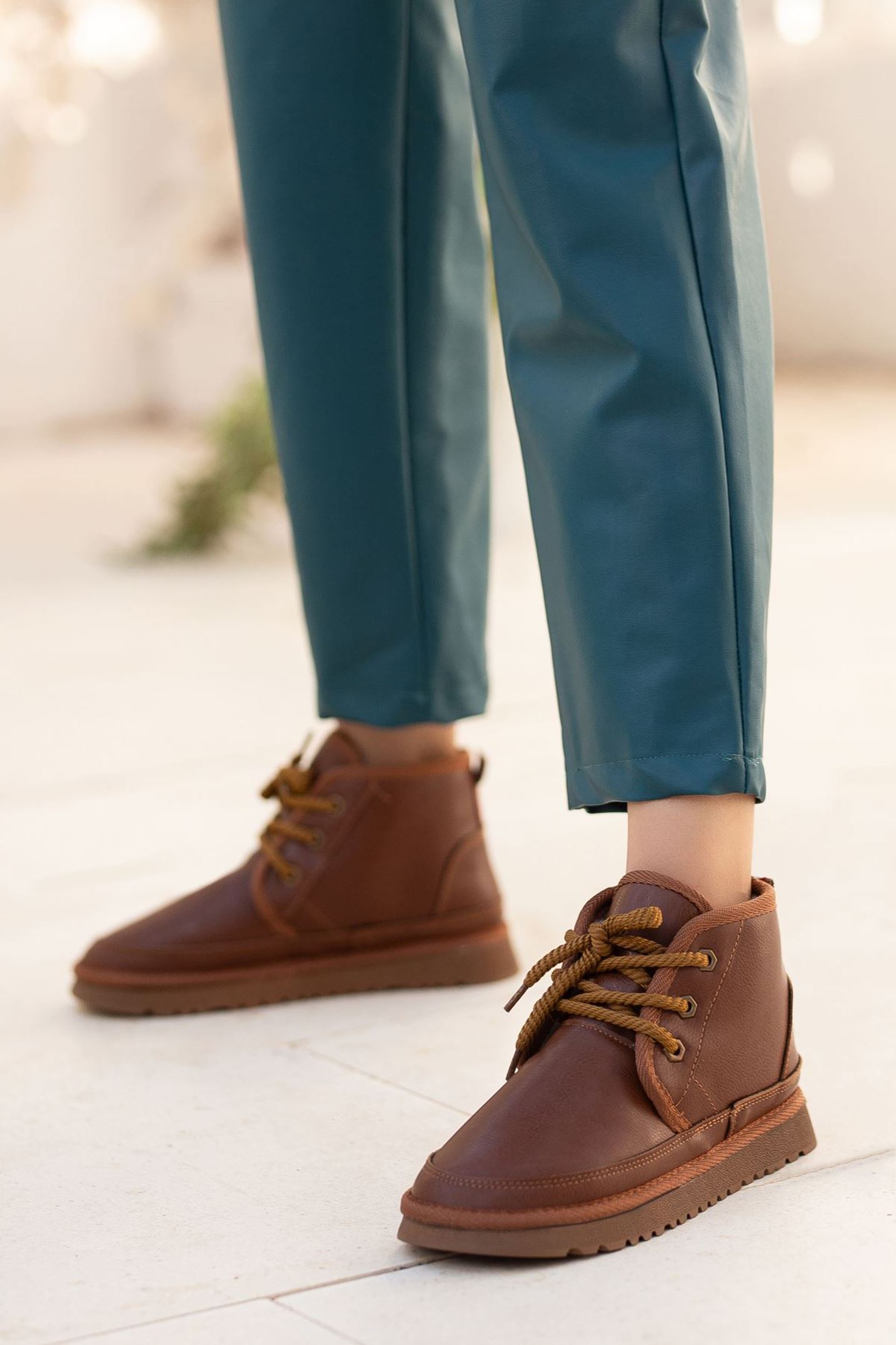 Kadın İçi Yünlü Bağcık Detaylı Yarım Taba Bot