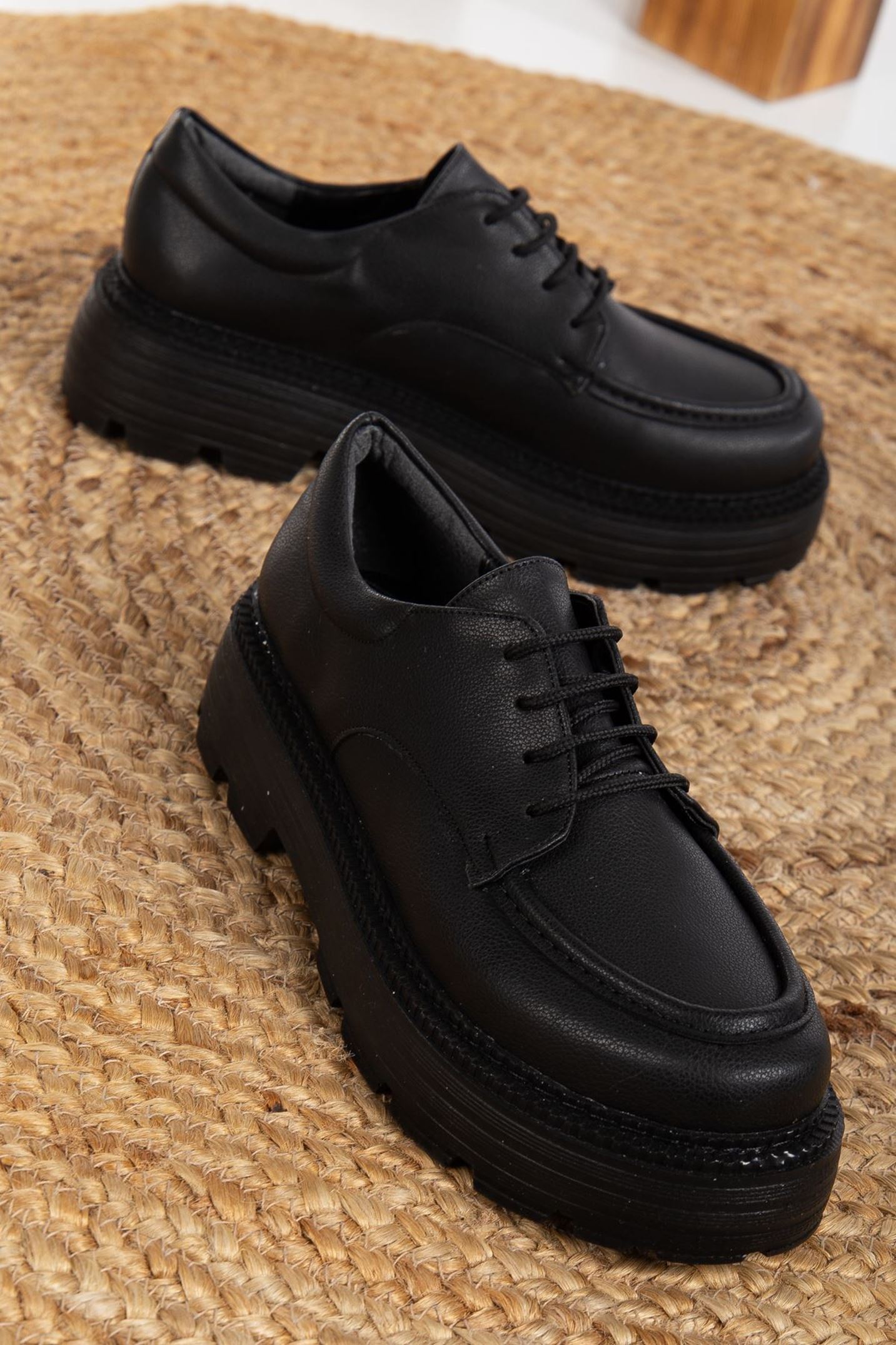 Strencio Bağcık Detaylı Siyah Cilt Kadın Şık Günlük Ayakkabı 