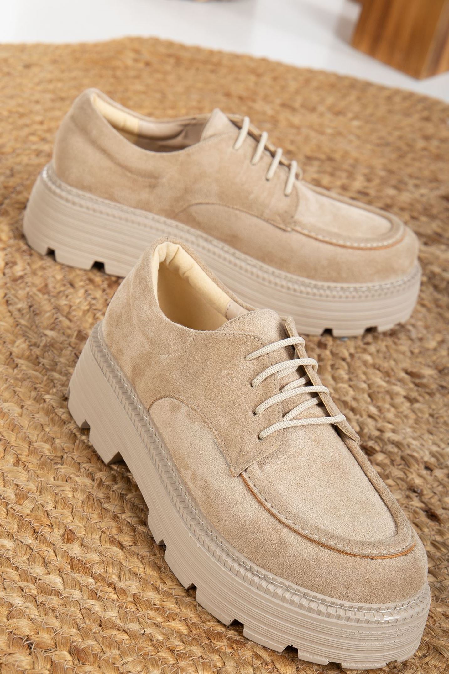 Strencio Bağcık Detaylı Bej Süet Kadın Şık Günlük Ayakkabı