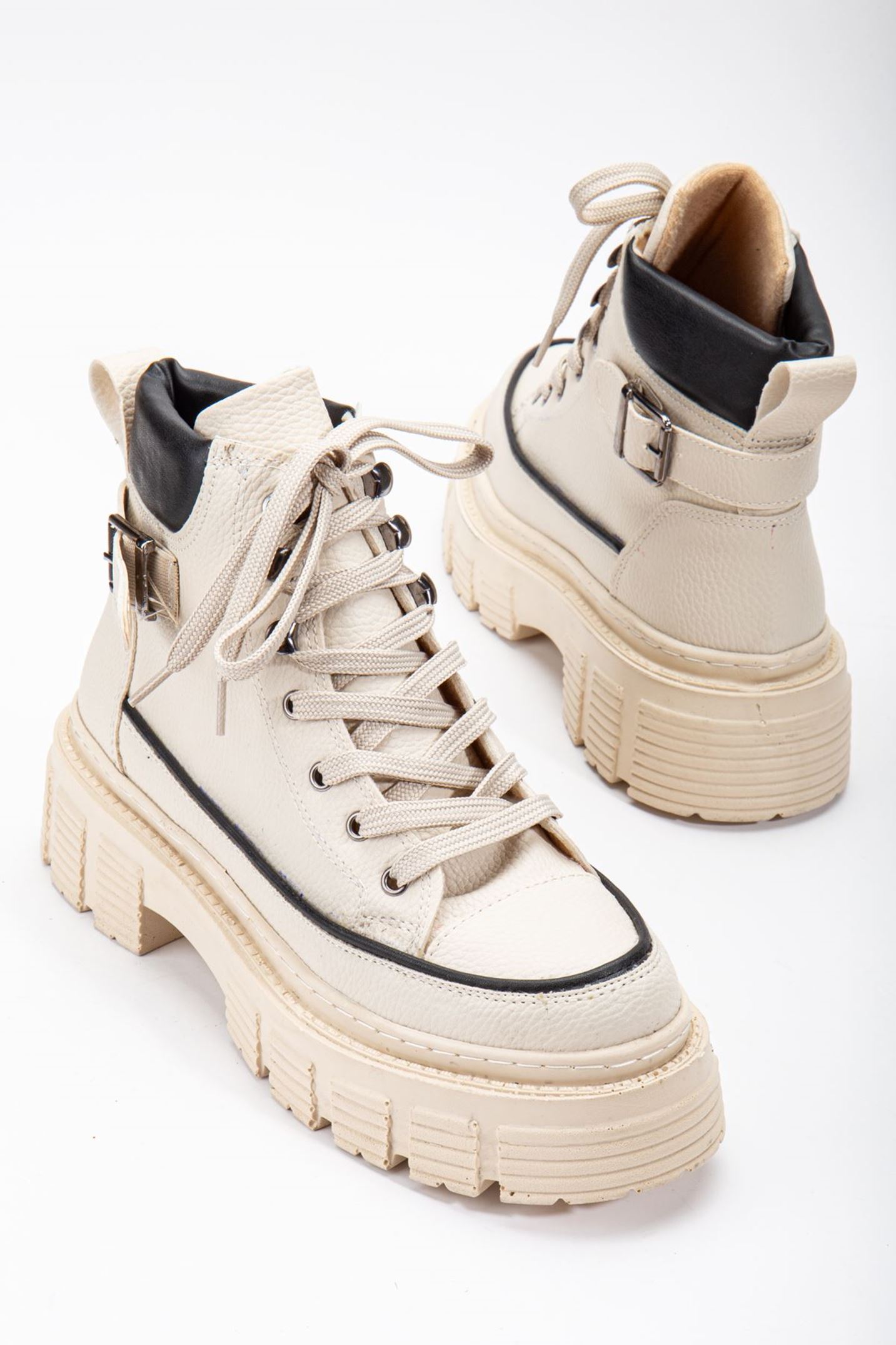 Silfa Bej - Siyah Cilt Toka Detay Bağcıklı Kadın Bot