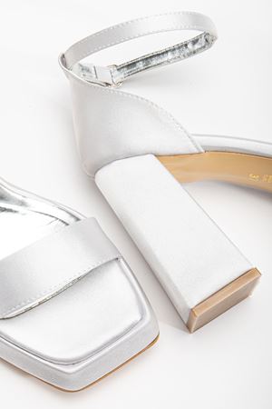 Matilda Gümüş Saten Platformlu Açık Burunlu Kalın Topuklu Ayakkabı