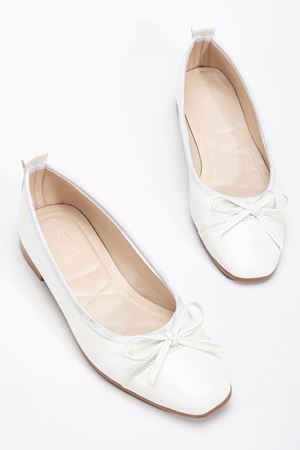 Lucas Kadın Beyaz Fiyonk Detaylı Günlük Babet 