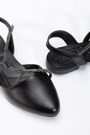 Zowie Kadın Siyah Taşlı Arkası Kapalı Burunlu Ortopedik Babet