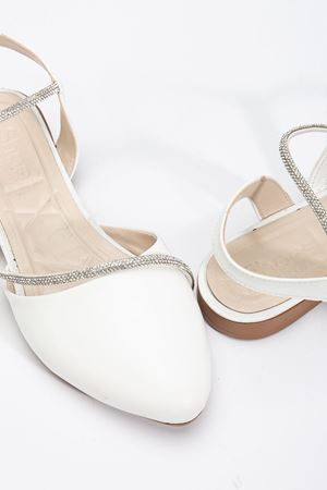 Zowie Kadın Beyaz Taşlı Arkası Kapalı Burunlu Ortopedik Babet  