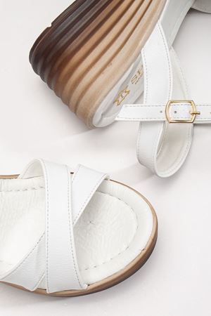 Lamine Kadın Beyaz Cilt Günlük Ortopedik Taban Sandalet 