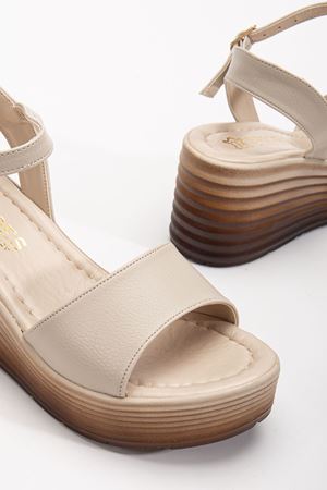 Daniel Kadın Bej Cilt Günlük Ortopedik Taban Sandalet 