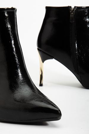 Kadın Siyah Kırışık Rugan Sivri Burun Kısa Boy İnce Topuklu Bot 