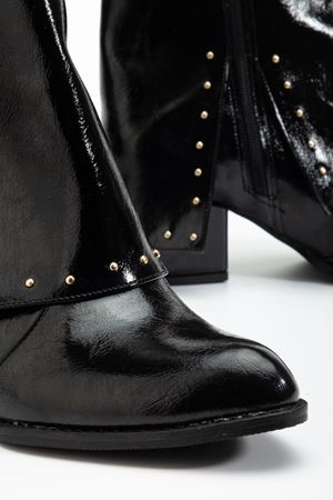 Kadın Sivri Burun Siyah Parlak Detaylı Topuklu Bot  