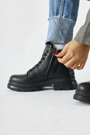 LOUR Siyah Cilt Kısa Bağcık Detaylı Kadın Bot