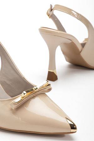 Kadın Bej Rugan Gold Aksesuarlı Özel Tasarım İnce Topuklu Ayakkabı