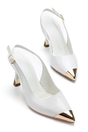 Kadın Beyaz Rugan Gold Burun Detaylı Özel Tasarım İnce Topuklu Ayakkabı