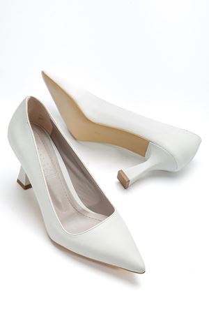 Kadın Beyaz Cilt Sivri Burun İnce Topuklu Stiletto 