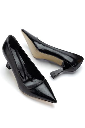 Kadın Siyah Parlak Cilt Sivri Burun İnce Topuklu Stiletto 
