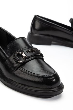 Kadın Siyah Rugan Tokalı Loafer Ayakkabı  