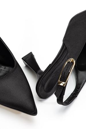 Kadın Siyah Saten Arka Açık Sivri İnce Topuklu Ayakkabı   