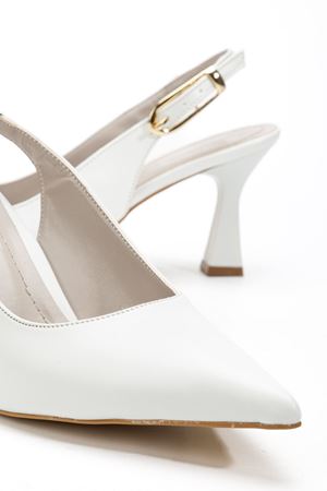 Kadın Beyaz Cilt Arka Açık Sivri İnce Topuklu Ayakkabı   