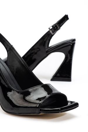 Kadın Siyah Rugan Özel Tasarım Ökçe Klasik Topuklu Ayakkabı 