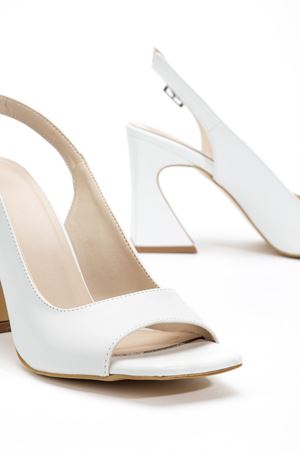 Kadın Beyaz Cilt Özel Tasarım Ökçe Klasik Topuklu Ayakkabı 