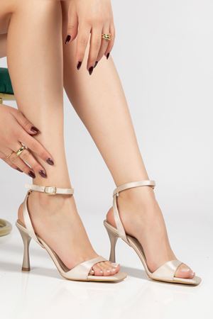 Kadın Bej Saten Küt Burun Topuklu Ayakkabı  