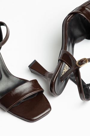 Kadın Kahverengi Rugan Tek Bant Küt Burun Topuklu Ayakkabı