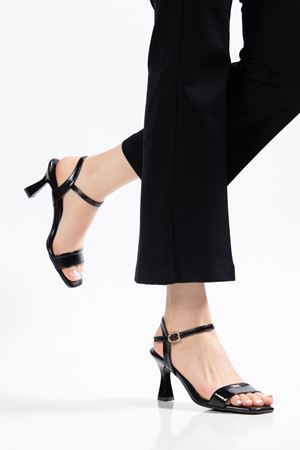 Kadın Siyah Rugan Tek Bant Küt Burun Topuklu Ayakkabı 