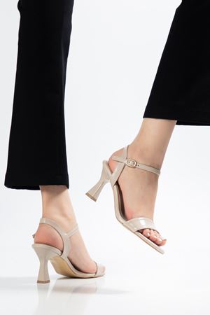 Kadın Bej Rugan Tek Bant Küt Burun Topuklu Ayakkabı  