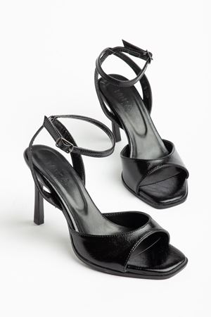 Lesley Çapraz Bantlı Siyah Parlak Cilt Tek Bantlı Kadın Ayakkabı