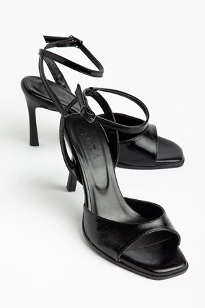 Lesley Çapraz Bantlı Siyah Parlak Cilt Tek Bantlı Kadın Ayakkabı