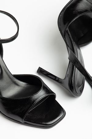 Lesley Çapraz Bantlı Siyah Parlak Cilt Tek Bantlı Kadın Ayakkabı