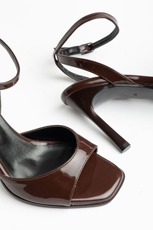 Lesley Çapraz Bantlı Kahverengi Rugan Tek Bantlı Kadın Ayakkabı 