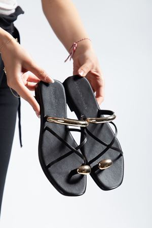 Jenet Kadın Siyah Gold Yüzük Detaylı Günlük Sandalet 